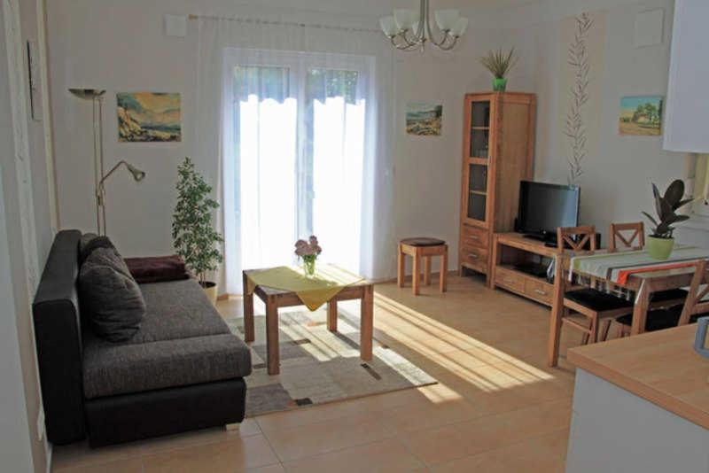 uma sala de estar com um sofá e uma mesa em Ferienhaus Frieda em Sagard