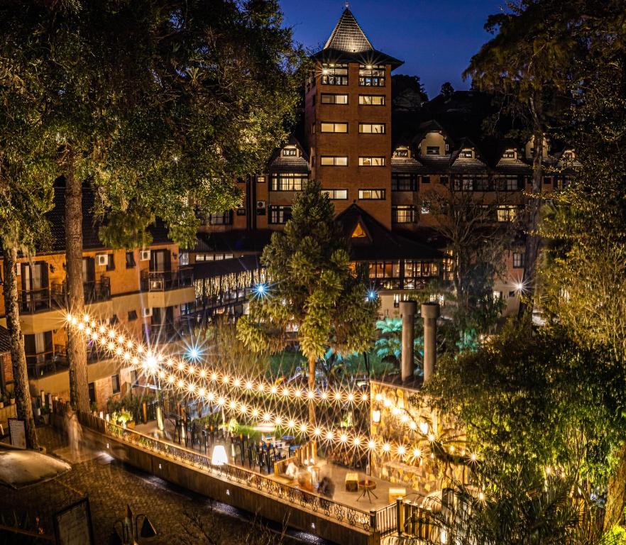 uma cidade iluminada à noite com luzes em Hotel Recanto da Serra em Gramado