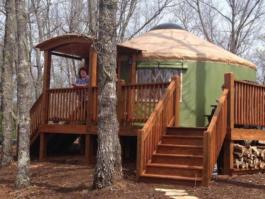 Una chica en un cenador en el bosque en Cherokee @ Sky Ridge Yurts, en Bryson City