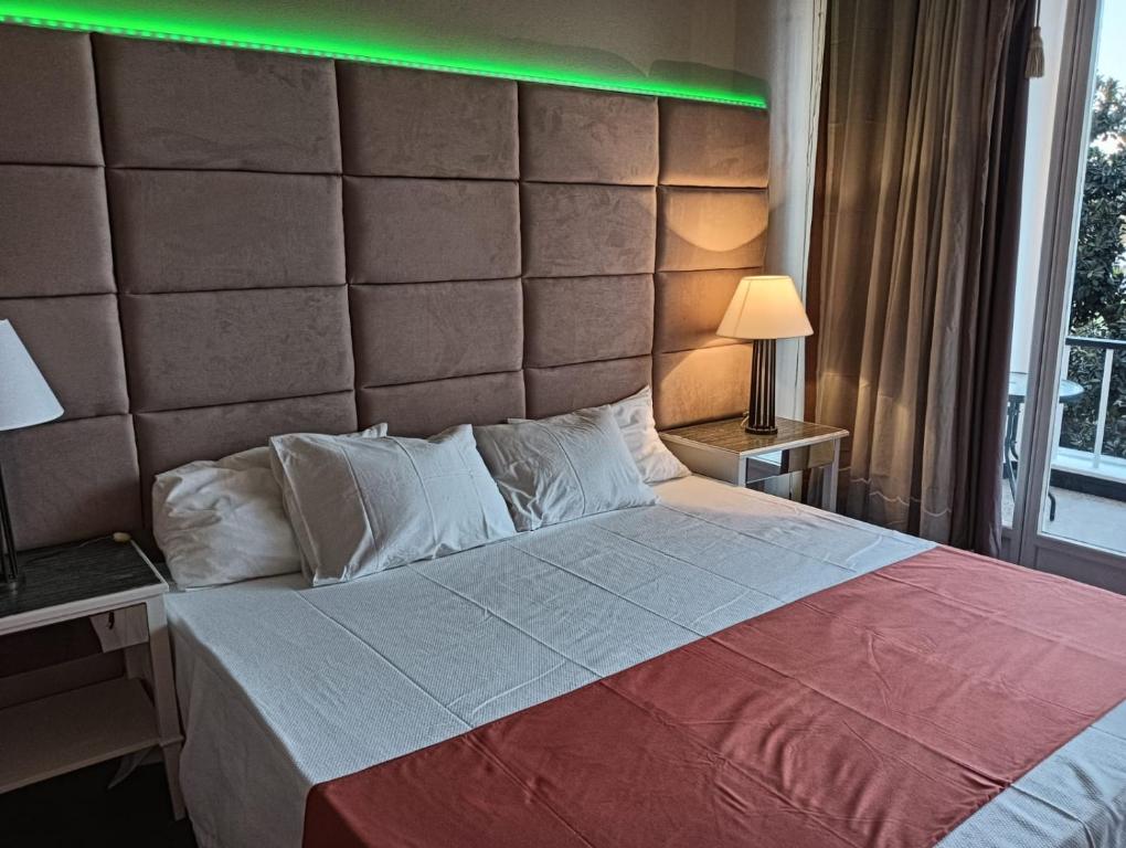 een slaapkamer met een groot bed met een groot hoofdeinde bij Estoril big beach in Estoril