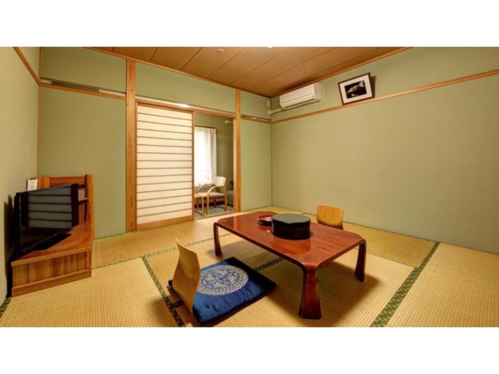 salon ze stołem i telewizorem w obiekcie Yuuai Kumanokan - Vacation STAY 27602v w mieście Matsue