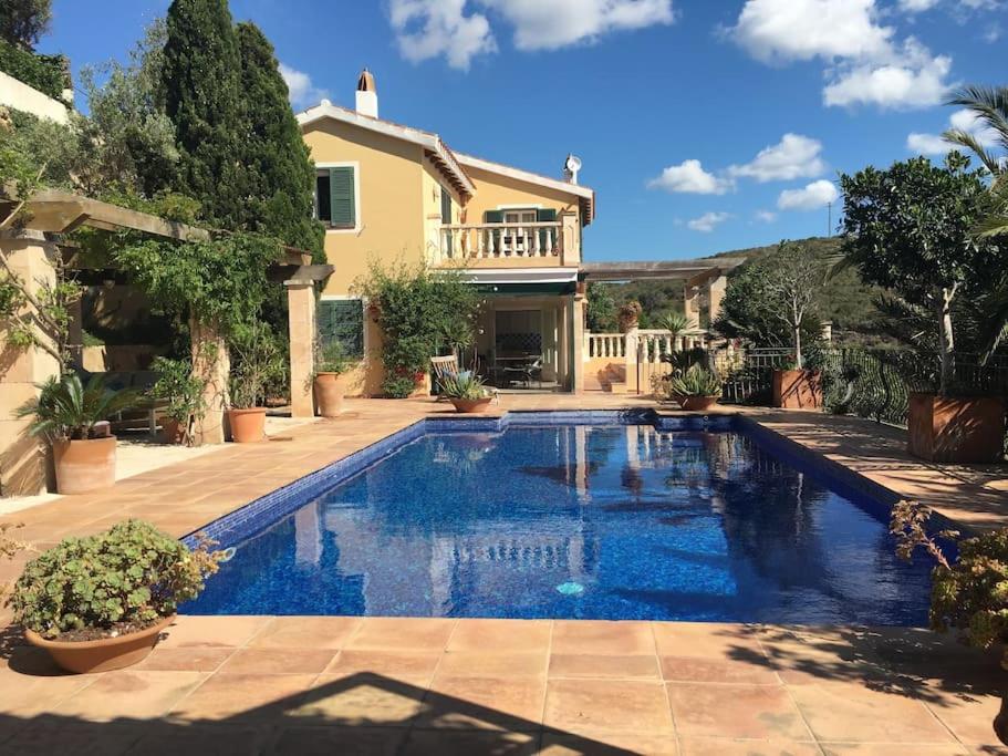 una piscina frente a una casa en Lovely family villa sleeps 8, with stunning views en Mahón