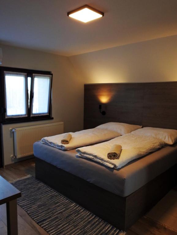 Postel nebo postele na pokoji v ubytování Kukorica Csárda Apartman 2