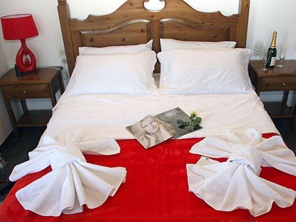 Posteľ alebo postele v izbe v ubytovaní Guesthouse Rousis