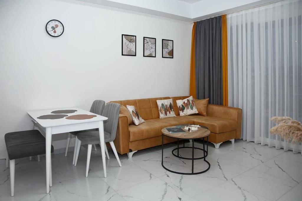 a living room with a couch and a table at Art Life apartments BOHO in Alanya