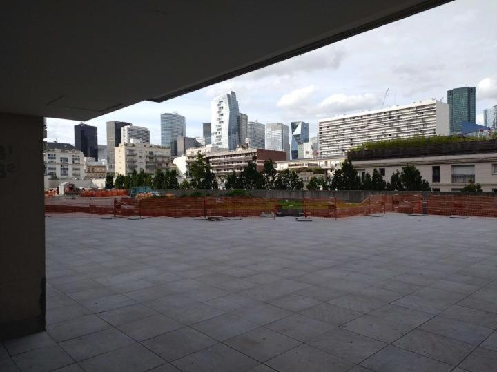 vista para o horizonte da cidade a partir de um parque de estacionamento em Puteaux - PARIS LA DEFENSE em Puteaux