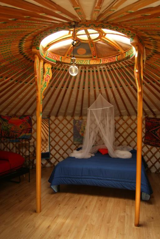 a room with a bed in a yurt at Yurta Gaia in Torino di Sangro