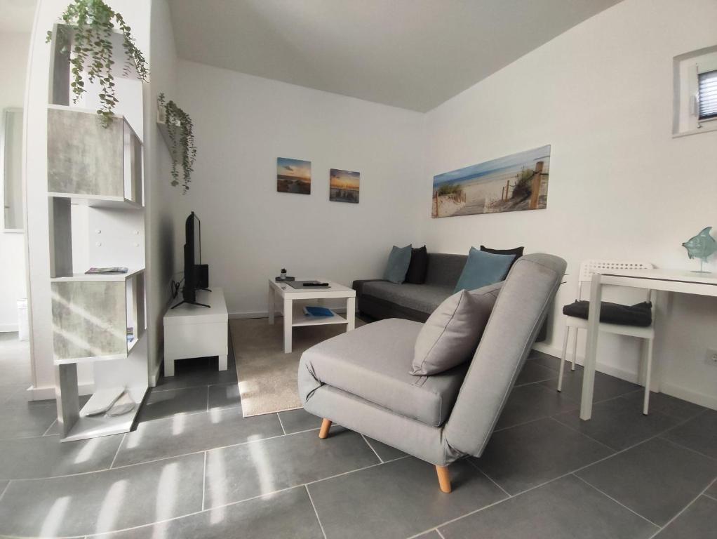 sala de estar con sofá y silla en Ferienwohnung-Heide-2 en Walsrode