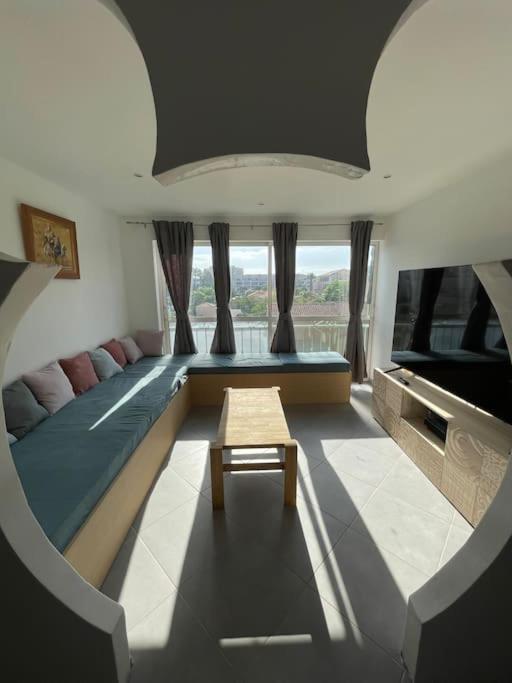 uma sala de estar com um sofá e uma mesa em Duplex 80m2 à 5mins de la plage em Le Lavandou