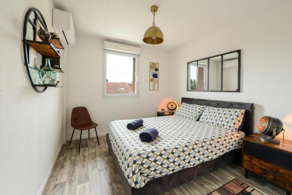 Posteľ alebo postele v izbe v ubytovaní L'Atelier St James - Gare, Parking Privé - Clim - Piscine
