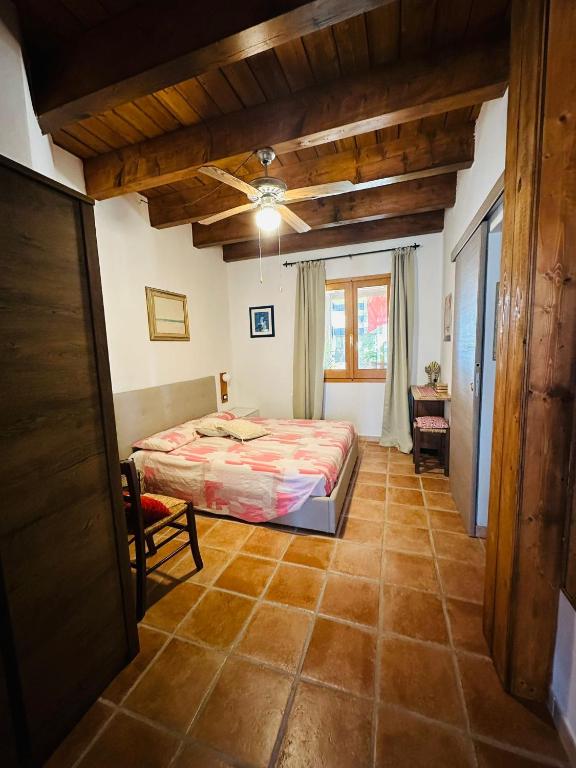 una camera con letto e tavolo di EL MATORRAL ad Alghero