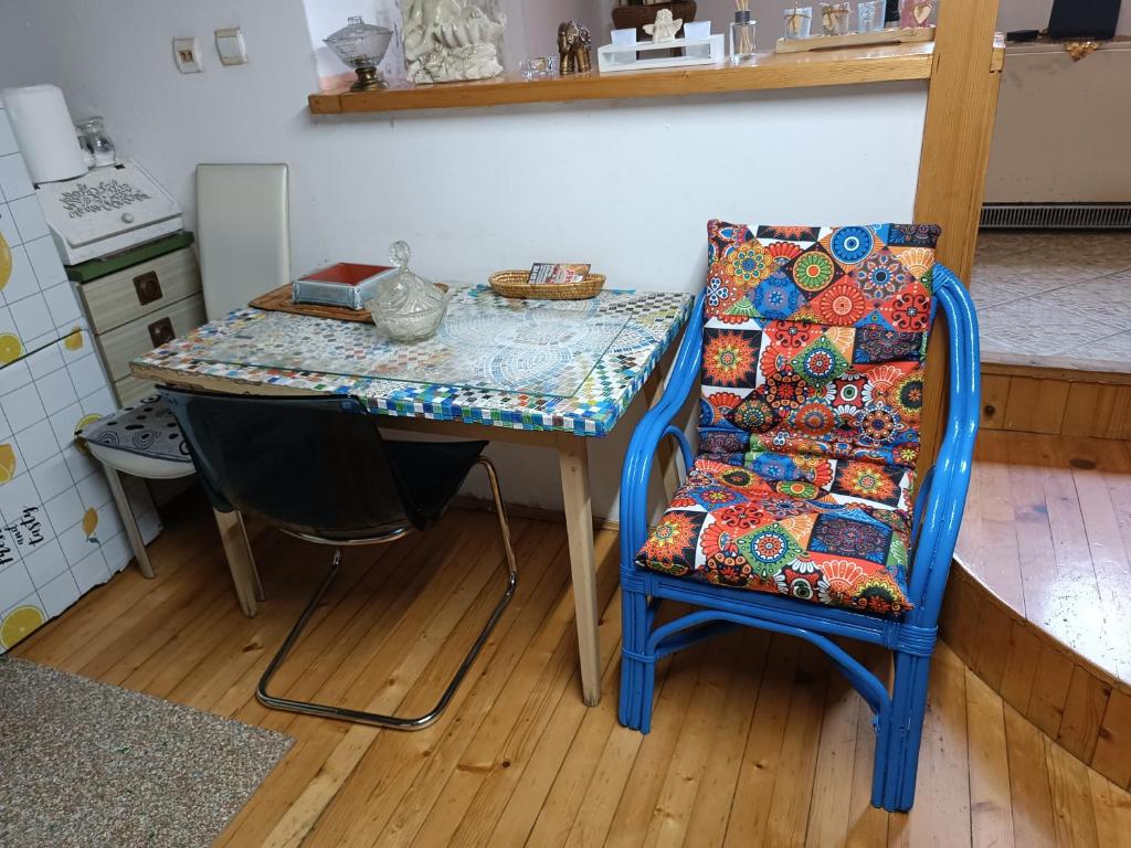 a table and a chair in a kitchen with a table at Maravilja 2 in Filmski Grad