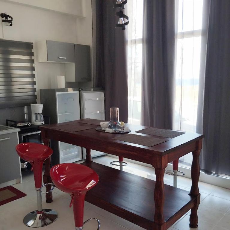 Kuchyň nebo kuchyňský kout v ubytování STUDIOS POSEIDONIA apartments 50 & 70 sqm with sea view