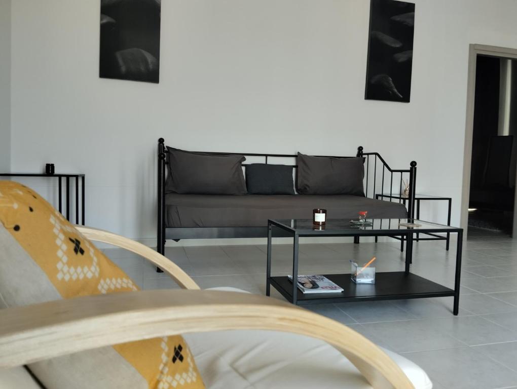 Posezení v ubytování STUDIOS POSEIDONIA apartments 50 & 70 sqm with sea view