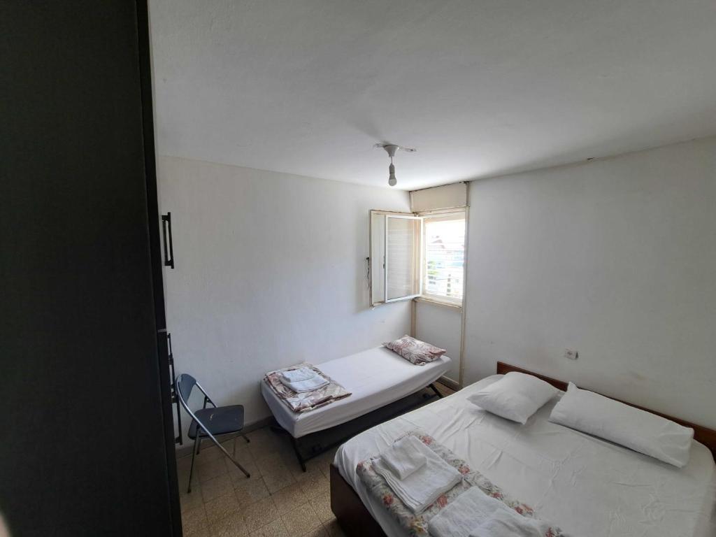ツファットにあるUnforgettable cozy corner in Tzfatの小さなベッドルーム(ベッド1台、窓付)