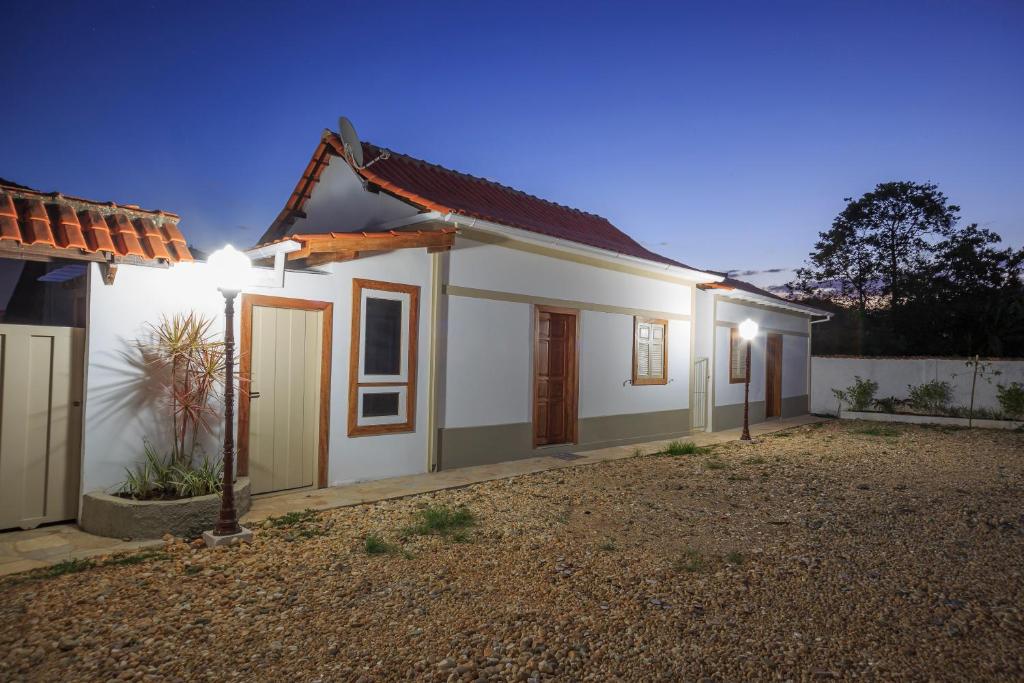 蒂拉登蒂斯的住宿－Sua Casa Tiradentes，一座白色的小房子,上面有灯