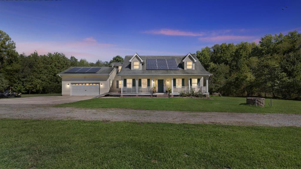 une grande maison dotée de panneaux solaires dans l'établissement Leo Farm Villa - Beautiful Country Retreat villa, à La Plata