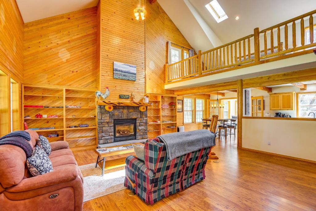 una sala de estar con chimenea y paredes de madera. en Oregon Retreat about 2 Mi From LaPine State Park, en La Pine