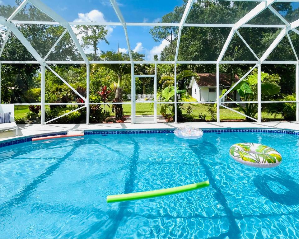 Luxury Jupiter Farm Getaway Pool, BBQ, Game Shed, Jupiter (updated