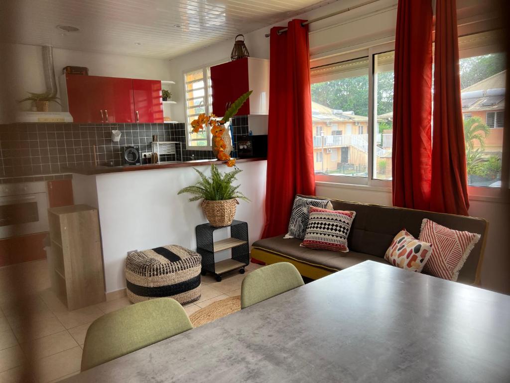 - un salon avec une table et un canapé dans l'établissement F2 rénové, climatisé et lumineux, à Cayenne