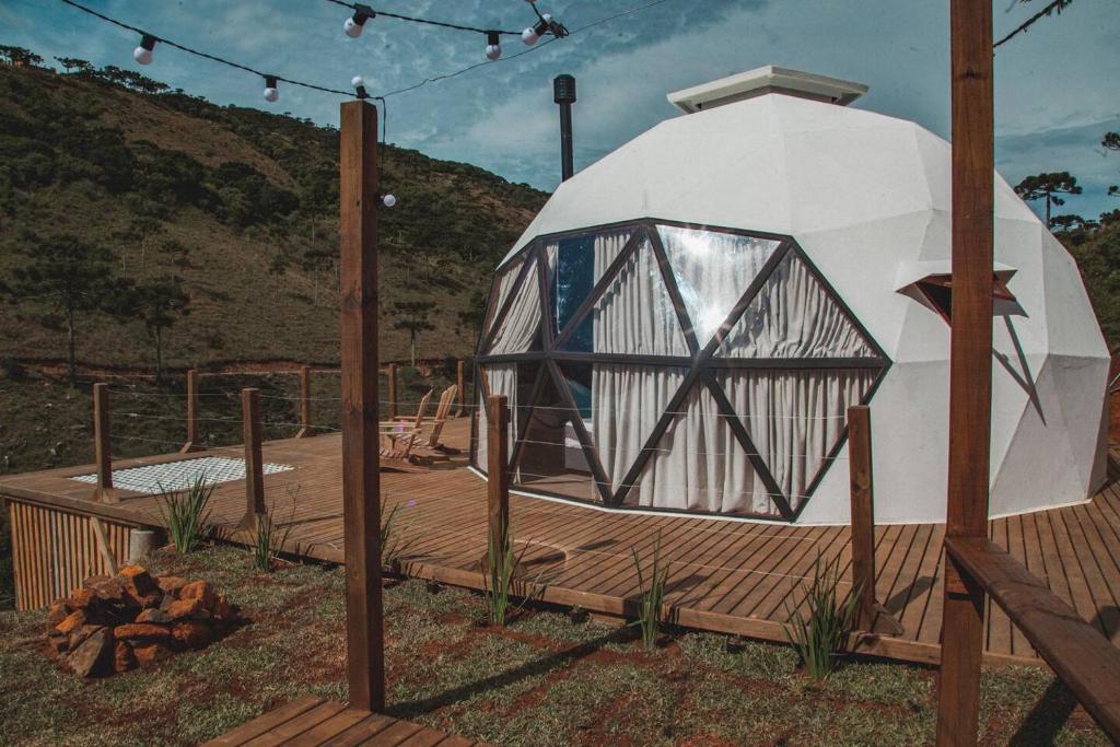 a dome tent sitting on a wooden deck at Refúgio Velha Montanha - Domo Geodésico in Mundo Novo