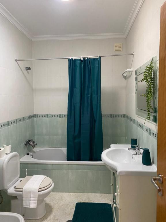 La salle de bains est pourvue d'une baignoire, de toilettes et d'un lavabo. dans l'établissement Brisa Castro, à Nazaré