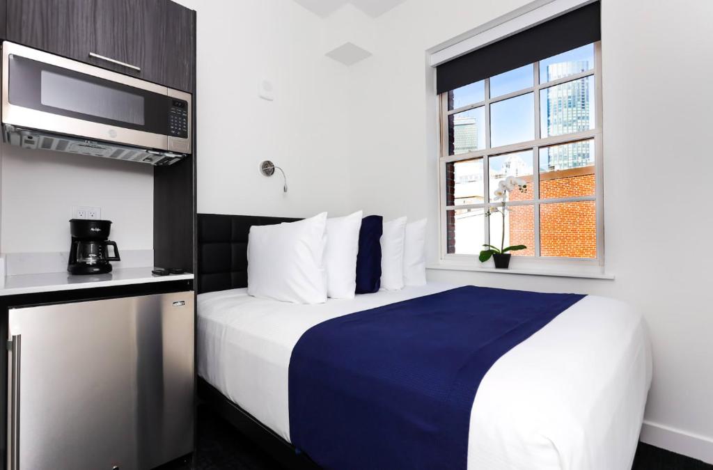 um quarto com uma cama grande e uma janela em Modern Studio in Historic Boston - Unit #401 em Boston