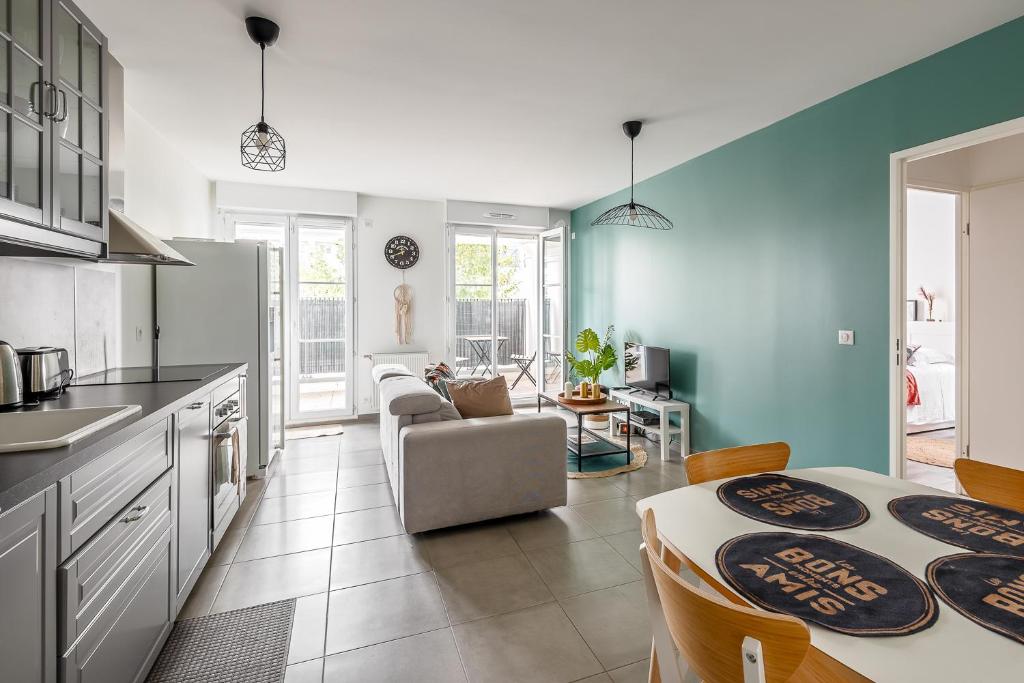 une cuisine et un salon avec une table et des chaises dans l'établissement 2 Bedroomed Vasco Near Disneyland Paris, à Serris