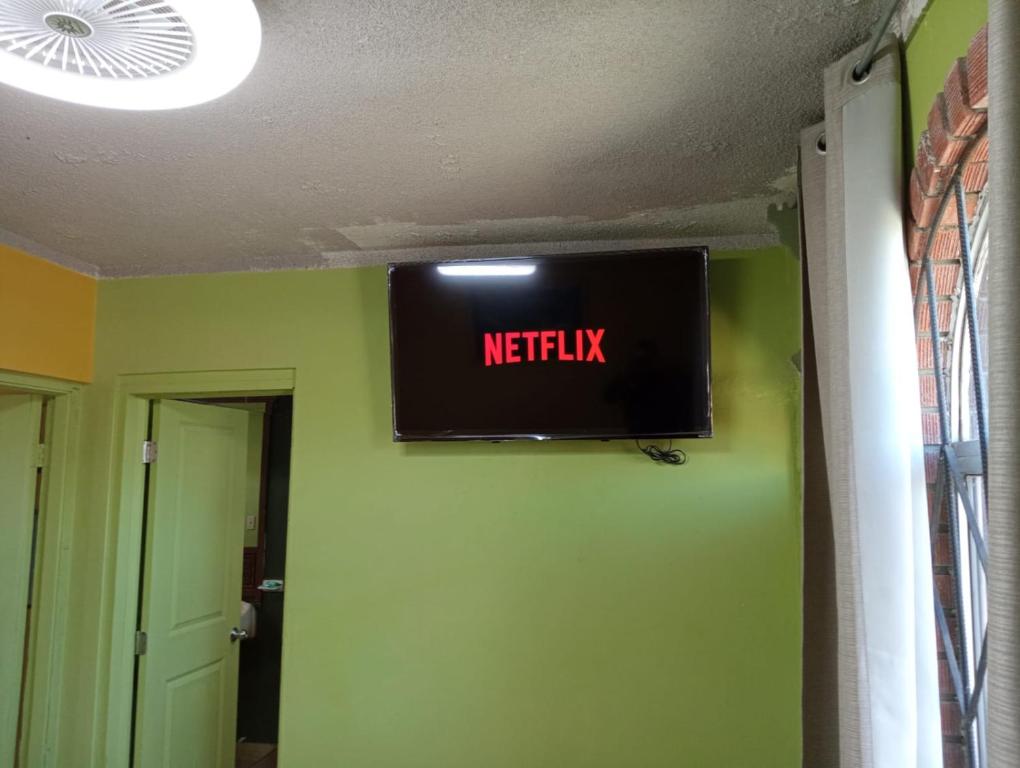 un televisor colgado en una pared en una habitación en Departamento #7, en San Felipe