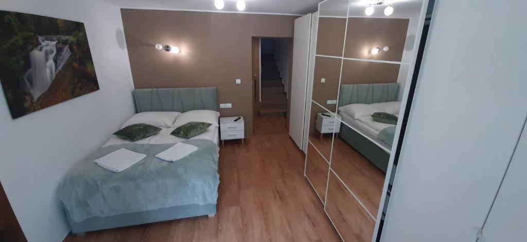 Postel nebo postele na pokoji v ubytování Willa Rosa-apartamenty z prywatną sauną