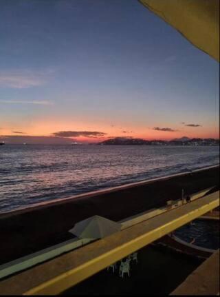een uitzicht op de oceaan bij zonsondergang vanaf een boot bij DPTO. A orilla del Mar in Manzanillo
