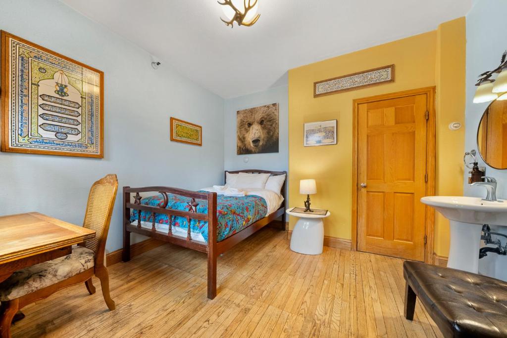 Postel nebo postele na pokoji v ubytování Qupqugiaq Inn