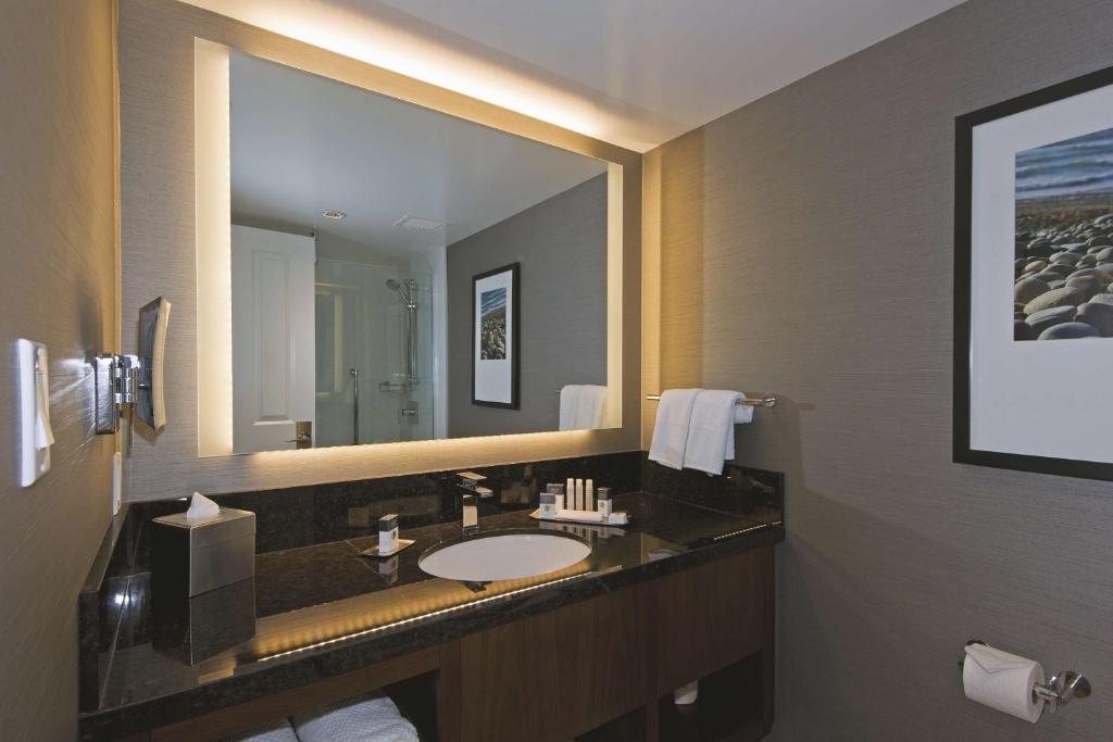 Koupelna v ubytování DoubleTree by Hilton Hotel & Suites Victoria