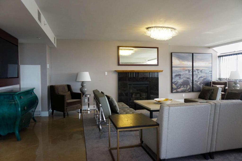Posezení v ubytování DoubleTree by Hilton Hotel & Suites Victoria