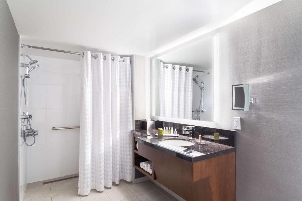 Koupelna v ubytování DoubleTree by Hilton Hotel & Suites Victoria