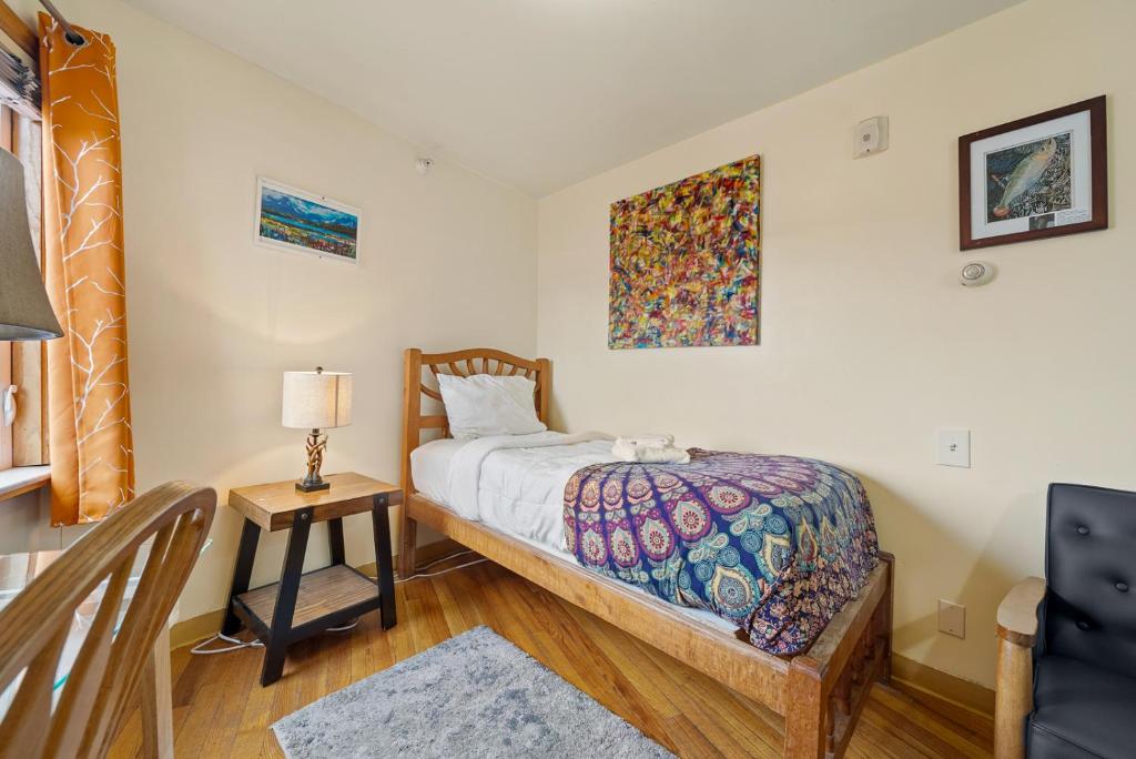 Postel nebo postele na pokoji v ubytování Qupqugiaq Inn