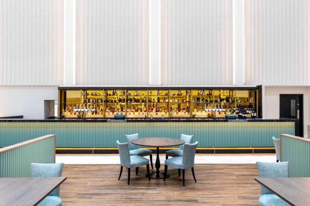 - une salle à manger avec une table et des chaises dans l'établissement Hilton London Gatwick Airport, à Horley
