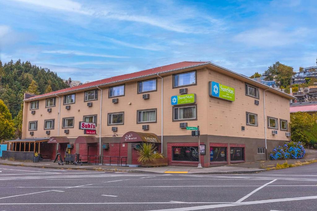 een groot gebouw op de hoek van een straat bij SureStay Hotel by Best Western Portland City Center in Portland