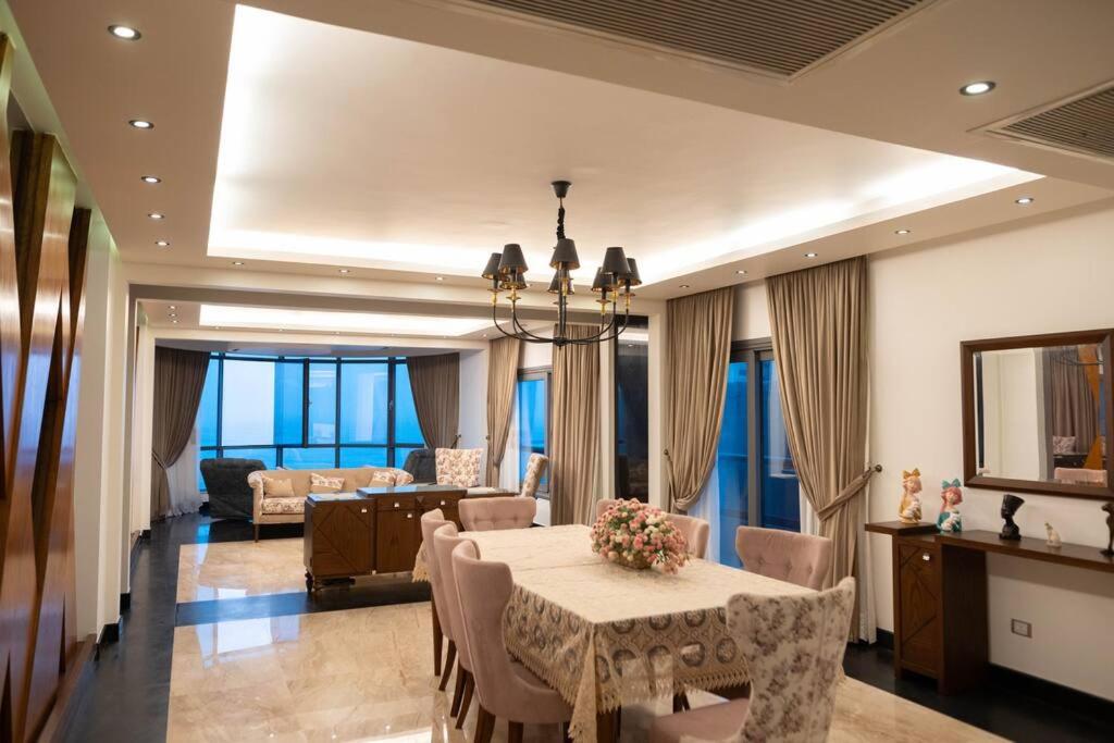 a dining room with a table and a living room at شقة فندقيه للايجار شاطئ ستانلي in Alexandria