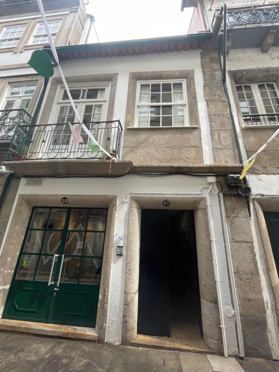 a building with a green door with a star on it at Casa da Maria in Ponte de Lima
