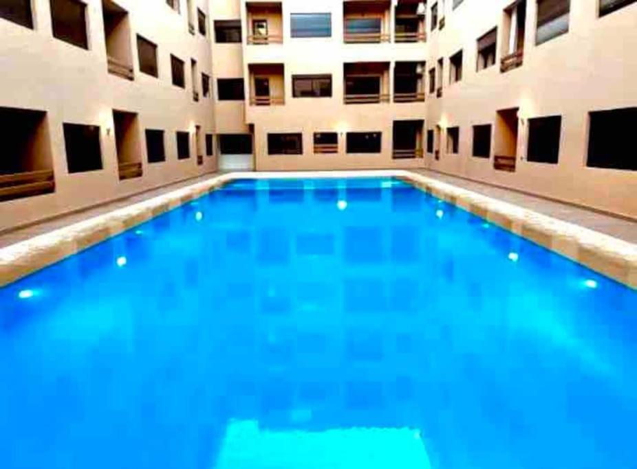 una grande piscina al centro di un edificio di Ultra Luxury 1BR in Gueliz a Marrakech