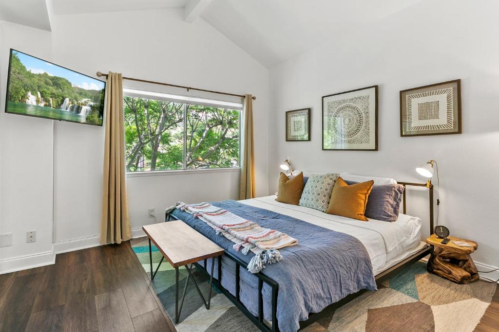 a bedroom with a bed and a window at 2br Condo - Sleeps 6 - Garage - Wifi Laguna in Laguna Niguel