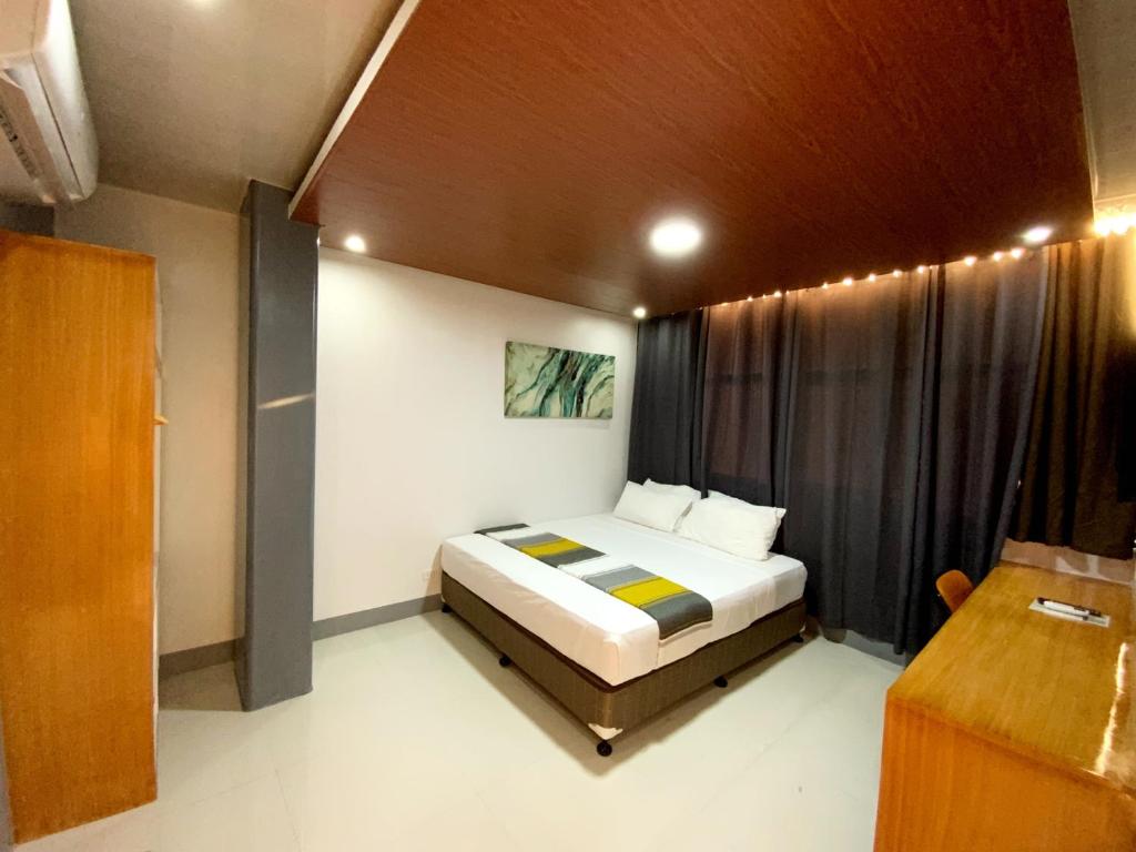 Postel nebo postele na pokoji v ubytování ICON Venue and Suites