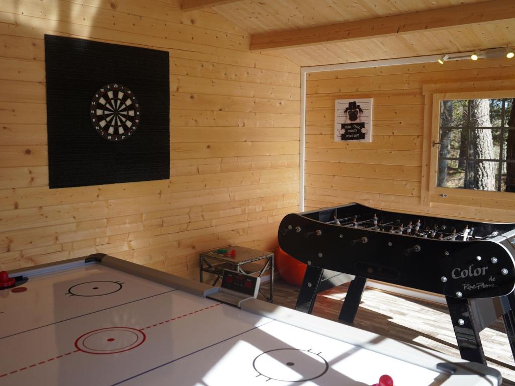 Biliardový stôl v ubytovaní Golf, Bain à Remous, Piscine et Activités Ludiques : Lodge de Luxe pour 4 Adultes + 2 Enfants - FR-1-582-368