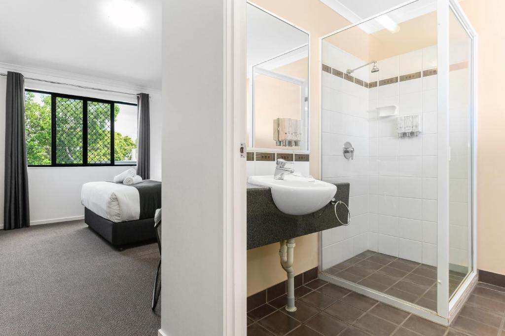 Postel nebo postele na pokoji v ubytování CQ Motel Gladstone