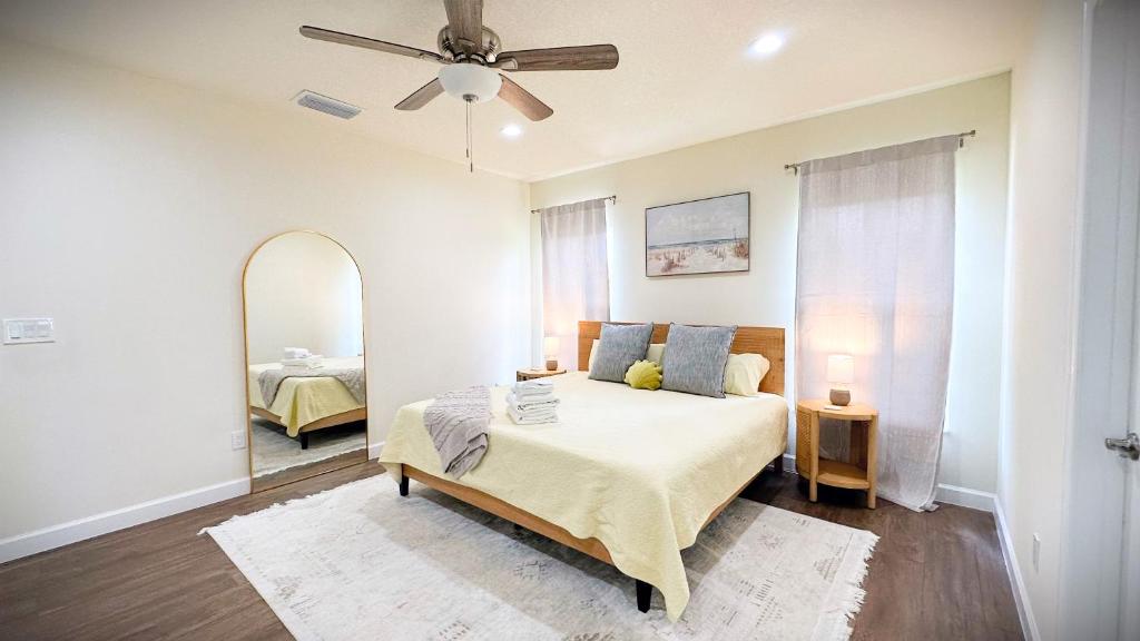 um quarto com uma cama e uma ventoinha de tecto em Tropical Florida Getaway - Stuart House em Stuart