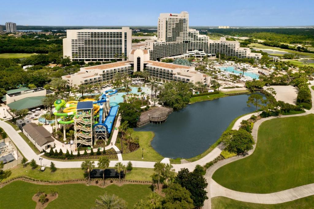 uma vista aérea de um resort com um parque aquático em Orlando World Center Marriott em Orlando