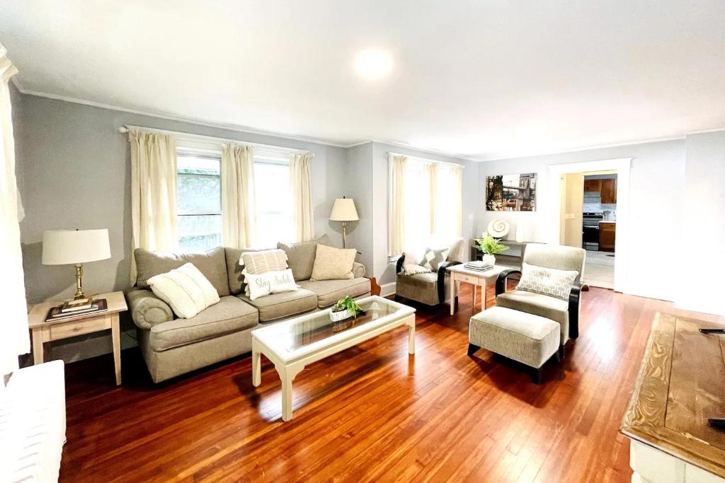 sala de estar con sofá y mesa en Centrally Located Oasis - 20 Houston House - Stamford, en Stamford