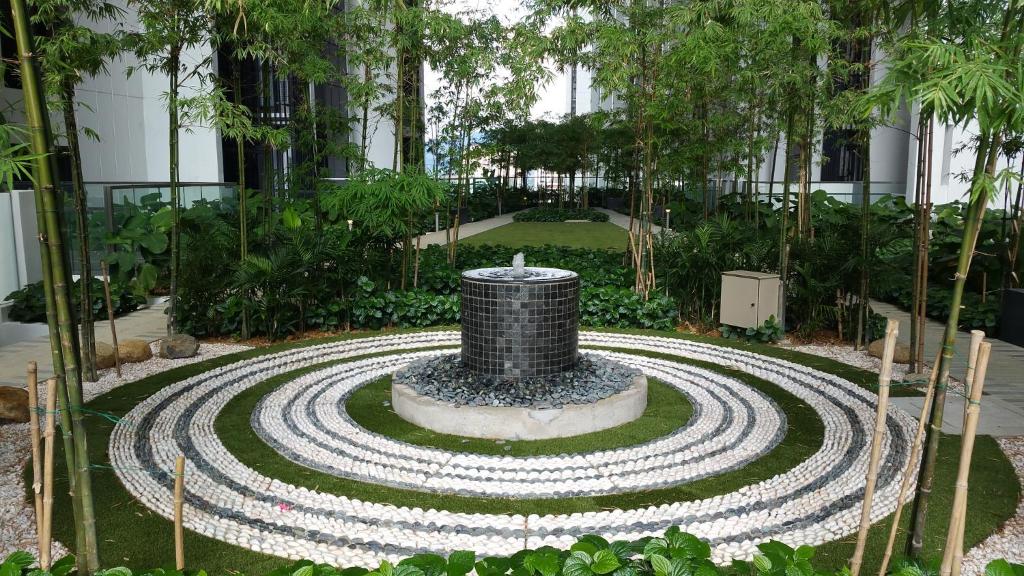 einen Garten mit einem Brunnen in der Mitte eines Gebäudes in der Unterkunft M City Ampang MY in Kuala Lumpur