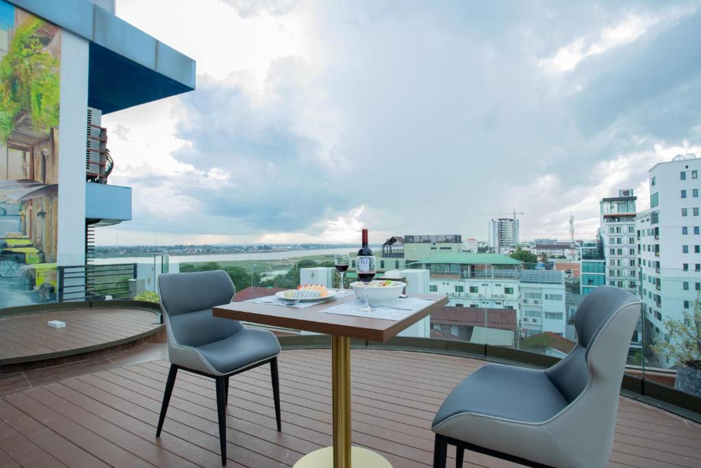 Ein Balkon oder eine Terrasse in der Unterkunft Riverside Hotel